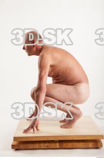 Kneeling pose of nude Ed 0003